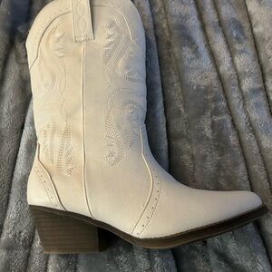 Elegant Cream Cowboy Boots